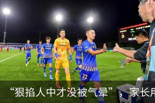“狠掐人中才没被气晕”，家长用廉价中式蛋糕给儿子过生日，被嫌太寒酸